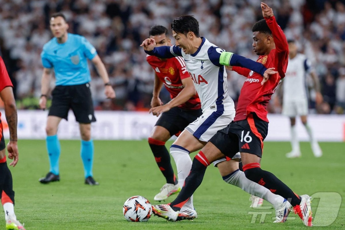 토트넘의 손흥민이 21일(현지시간) 스페인 빌바오의 산 마메스 경기장에서 열린 UEFA 유로파 리그(UEL) 결승서 맨체스터 유나이티드(맨유)의 아마드 디알로와 볼을 다투고 있다. 2025.05.22 ⓒ AFP=뉴스1 ⓒ News1 우동명 기자