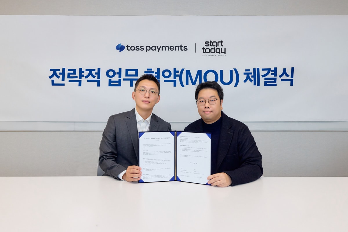 서울시 강남구 역삼동 토스페이먼츠 본사에서 열린 업무협약식에서 (왼쪽부터)토스페이먼츠 우송수 사업총괄과 에스티엘 강태영 대표가 기념촬영을 하고 있다./사진=토스