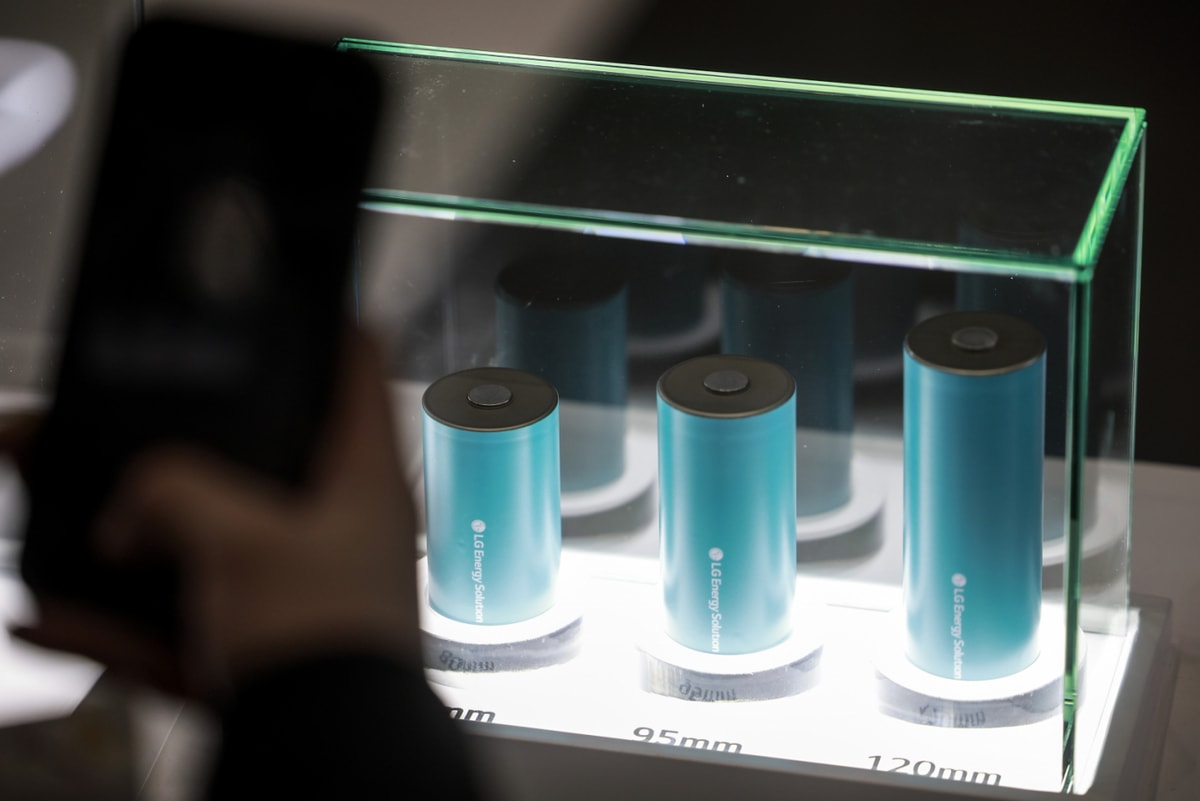 LG에너지솔루션이 메르세데스-벤츠에 약 2조원 규모의 전기차 배터리를 추가로 공급한다.사진은 지난 3월 서울 강남구 코엑스에서 열린 인터배터리 2025에서 LG에너지솔루션 부스를 찾은 참관객들이 원통형 배터리를 살펴보고 있는 모습. /사진=뉴시스