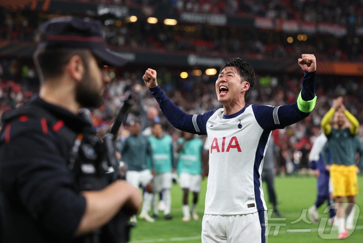 토트넘 손흥민이 22일(한국시간) 스페인 빌바오 산 마메스 경기장에서 열린 2024-25 유럽축구연맹(UEFA) 유로파리그(UEL) 결승전 맨체스터 유나이티드와 경기에서 1대0 승리 후 우승을 확정짓고 기뻐하고 있다. ⓒ 로이터=뉴스1 ⓒ News1 김도우 기자