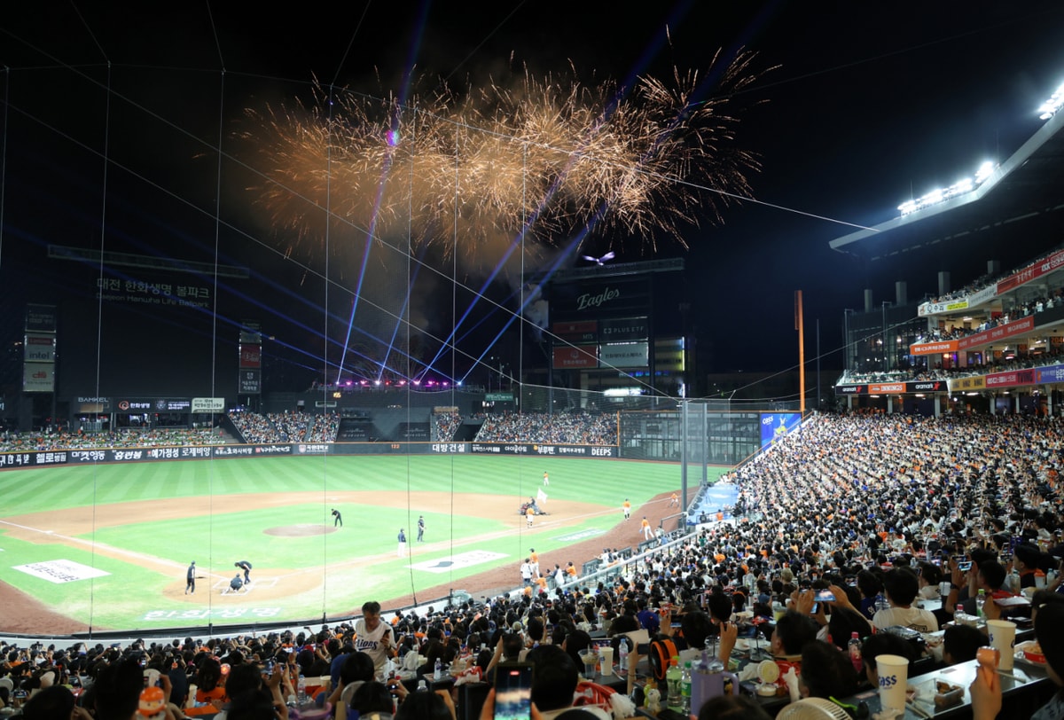 지난 8월29일 대전 한화생명 볼파크에서 열린 프로야구 '2025 신한 SOL뱅크 KBO 리그' 삼성 라이온즈와 한화 이글스의 경기에서 100만 관중 달성 기념 불꽃놀이가 펼쳐지고 있다./사진-뉴스1