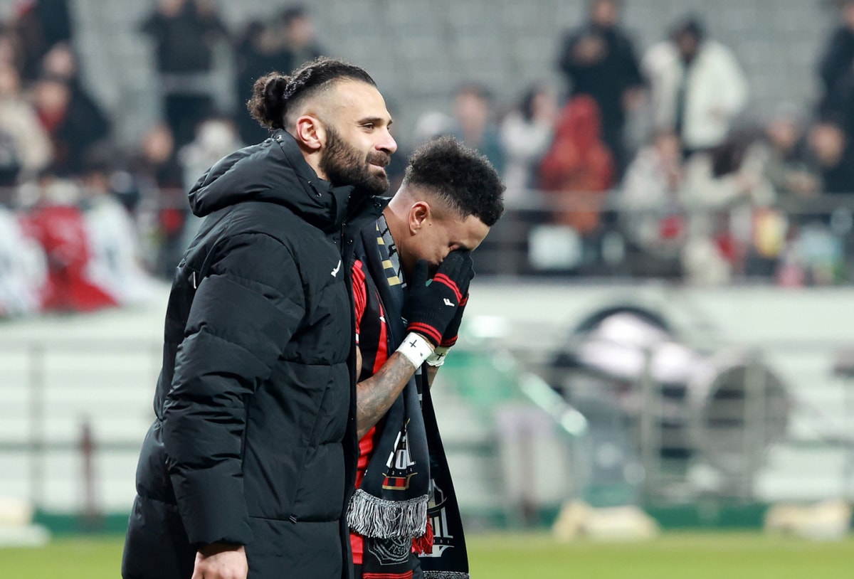 제시 린가드가 K리그 생활을 마치고 새로운 도전에 나선다. 사진은 지난 10일 고별전을 마친 후 팬들과 인사를 마친 후 눈물을 쏟는 린가드. /사진=뉴스1