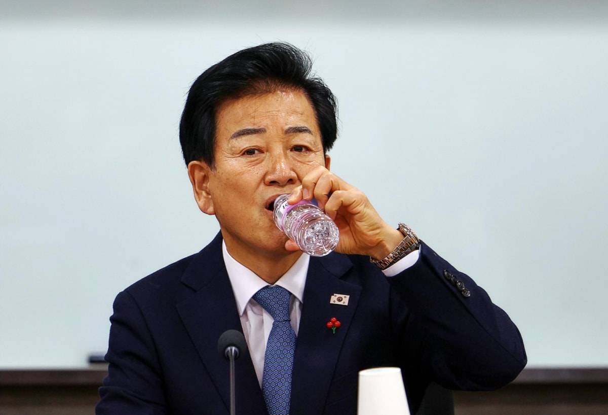 정동영 통일부 장관이 11일 입장문을 통해 통일교측으로부터 금품을 받은적이 없다며 부인했다. 사진은 지난 10일 정 장관이 서울 여의도 국회 의원회관에서 열린 'AI G3 강국 신기술 전략 조찬 포럼'에서 물 마시는 모습. /사진=뉴시스