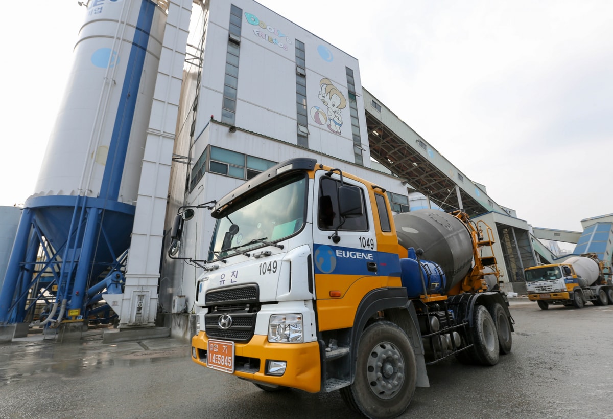 유진그룹 계열사인 유진기업과 동양이 국내 레미콘 업계 최초로 라텍스를 활용한 콘크리트 균열 제어 기술에 대해 공식 인증을 획득했다. 사진은 유진기업의 서서울공장 전경. /사진=유진그룹 제공