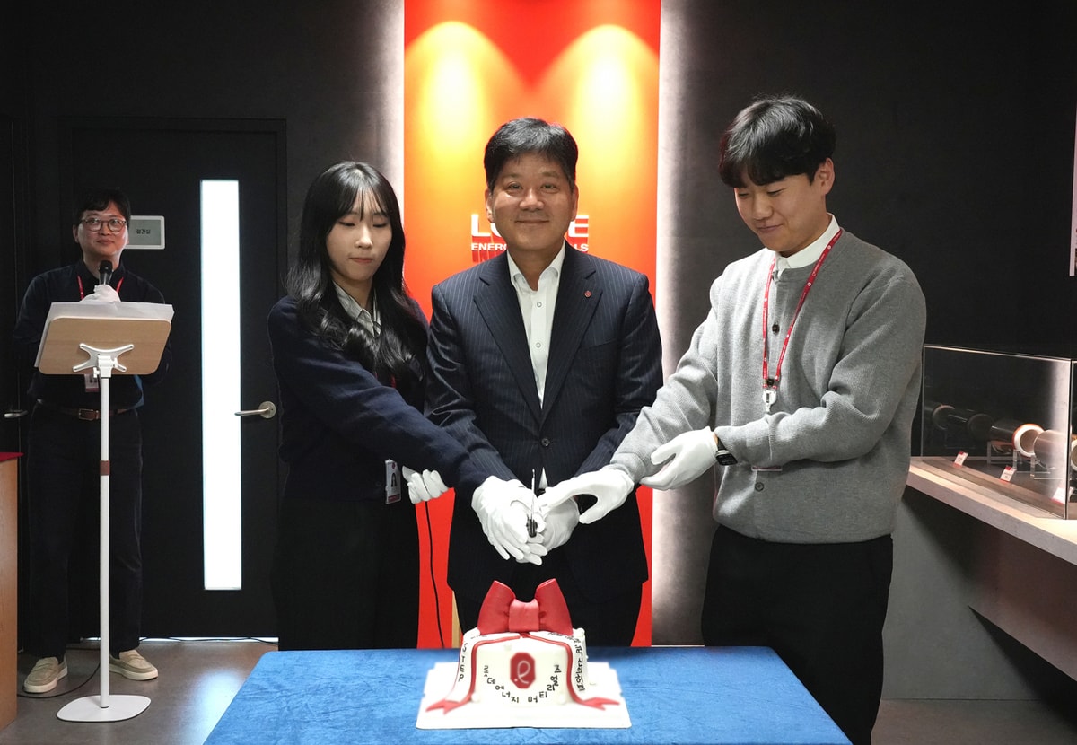 김연섭 롯데에너지머티리얼즈 대표이사(가운데)와 연구소 직원들의 기념 사진을 촬영하고 있다. /사진=롯데에너지머티리얼즈