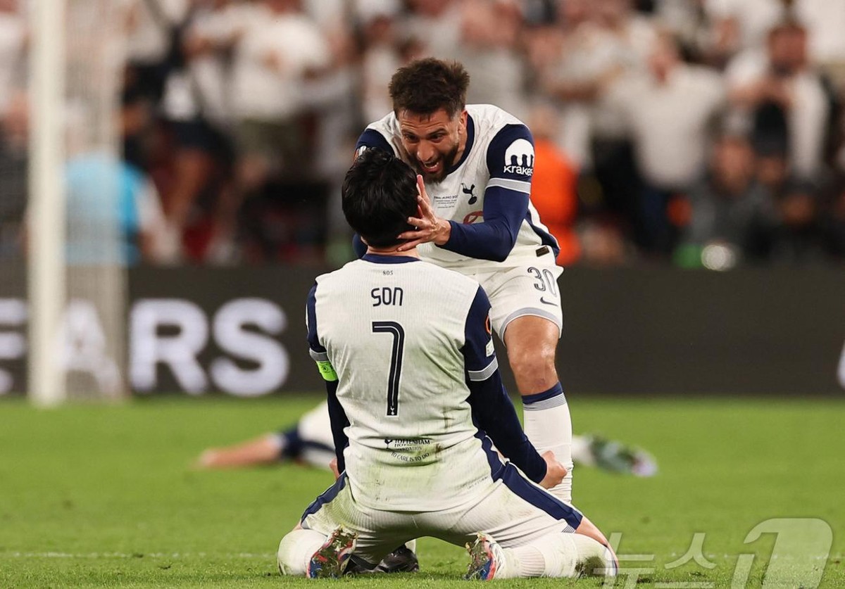 토트넘의 손흥민이 21일(현지시간) 스페인 빌바오의 산 마메스 경기장에서 열린 UEFA 유로파 리그(UEL) 결승서 맨체스터 유나이티드(맨유)를 꺾고 생애 첫 우승을 한 뒤 로드리고 벤탄쿠르와 기뻐하고 있다. 2025.05.22 ⓒ 로이터=뉴스1 ⓒ News1 우동명 기자