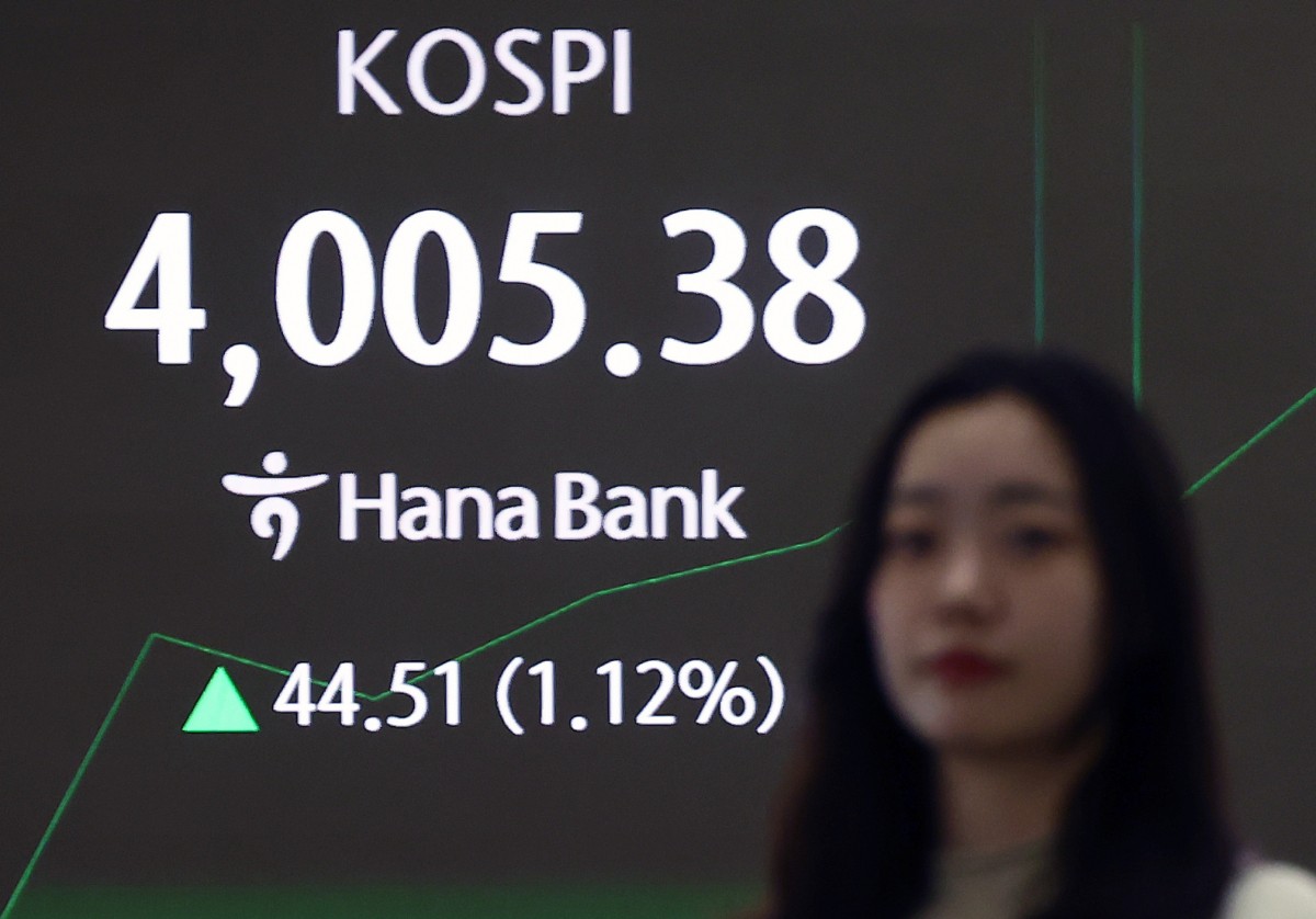 국내 증시가 27일 상승세다. 사진은 이날 오전 서울 중구 하나은행 본점 딜링룸. /사진=뉴스1