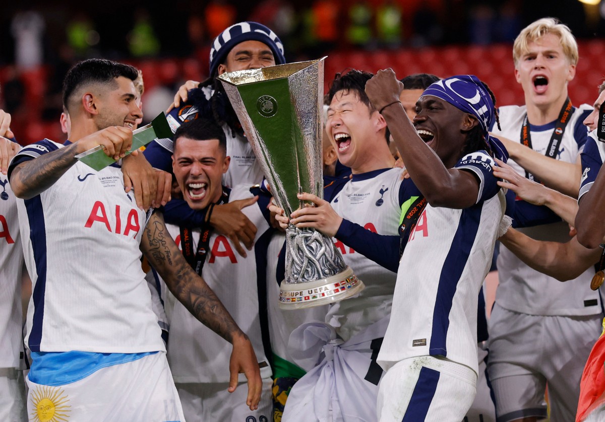 17년 만에 무관을 깬 손흥민이 토트넘 홋스퍼의 전설로 거듭났따. 사진은 2024-25시즌 유럽축구연맹 유로파리그 우승을 차지한 손흥민과 선수단. /사진=로이터