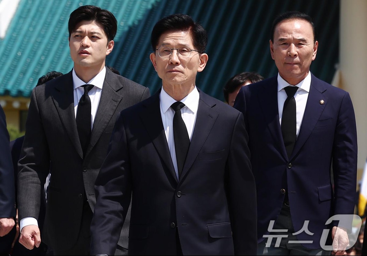 김문수 국민의힘 대통령 후보가 12일 대전 유성구 국립대전현충원 현충탑에서 김용태 비상대책위원장 내정자 등과 참배를 하기 위해 이동하고 있다. 2025.5.12/뉴스1 ⓒ News1 김민지 기자