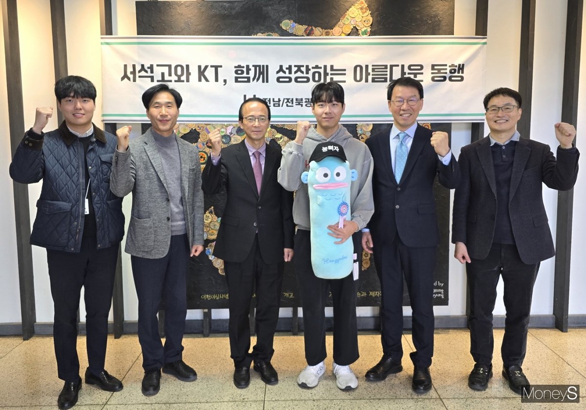 2026학년도 수능 만점자인 최정우 광주 서석고 3학년(오른쪽 세번째), 송찬국 광주 서석고 교장(왼쪽 세번째)그리고 김진철 KT 전남·북광역본부장(오른쪽 두번째)을 비롯한 광주 서석고 출신 KT 선배들이 자매결연을 맺고 기념사진을 찍고 있다/사진=KT전남·북광역본부 제공.