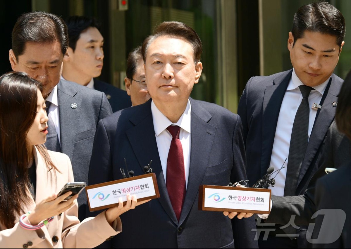 12·3 비상계엄 사태와 관련해 내란 우두머리 혐의 등으로 기소된 윤석열 전 대통령이 12일 서울 서초구 서울중앙지방법원에서 열린 3차 공판에서 오전 공판을 마치고 법원을 나서고 있다. 2025.5.12/뉴스1 ⓒ News1 사진공동취재단