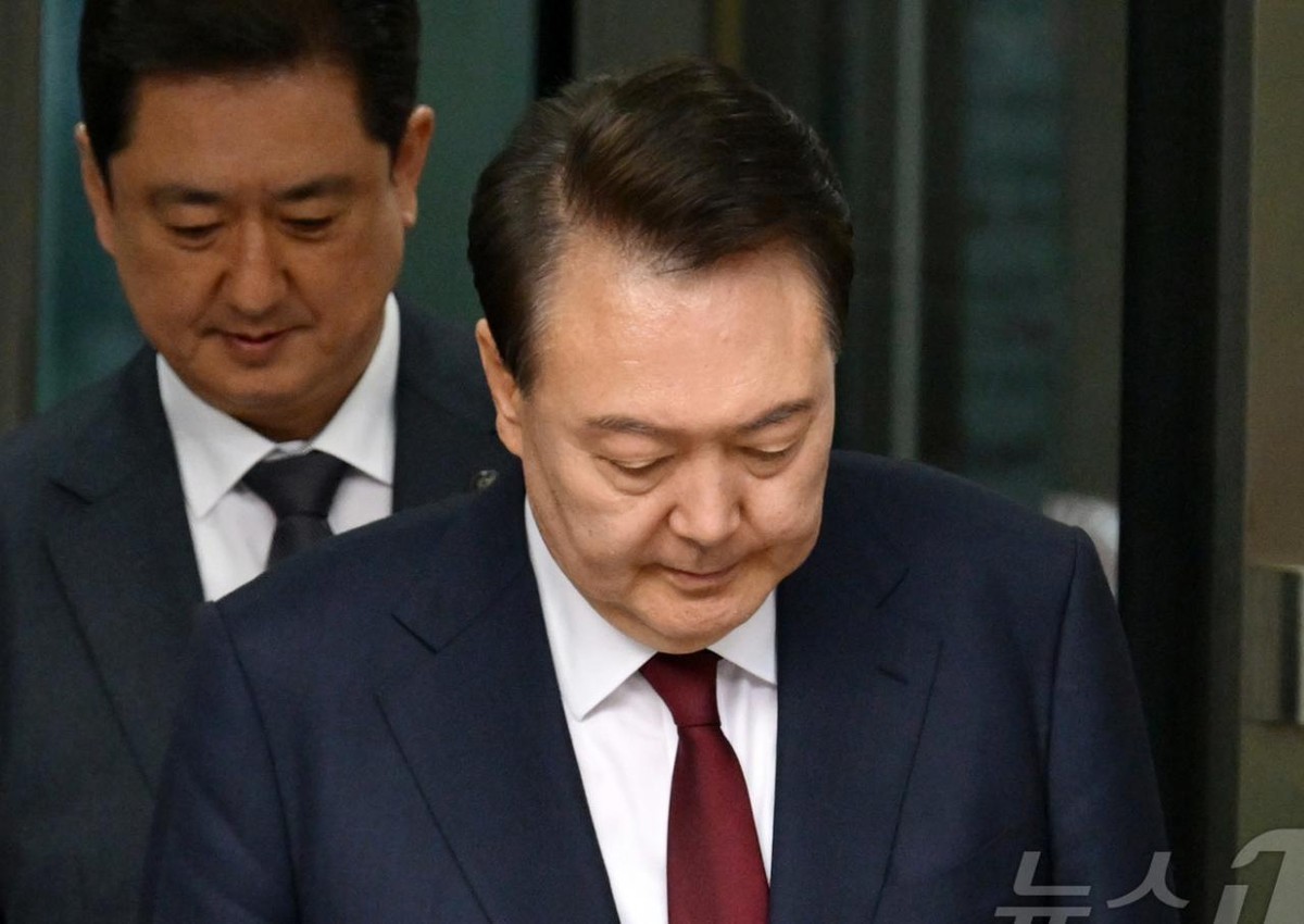 12·3 비상계엄 사태와 관련해 내란 우두머리 혐의 등으로 기소된 윤석열 전 대통령이 12일 서울 서초구 서울중앙지방법원에서 열린 3차 공판을 마친 뒤 법원을 나서고 있다. 2025.5.12/뉴스1 ⓒ News1 사진공동취재단