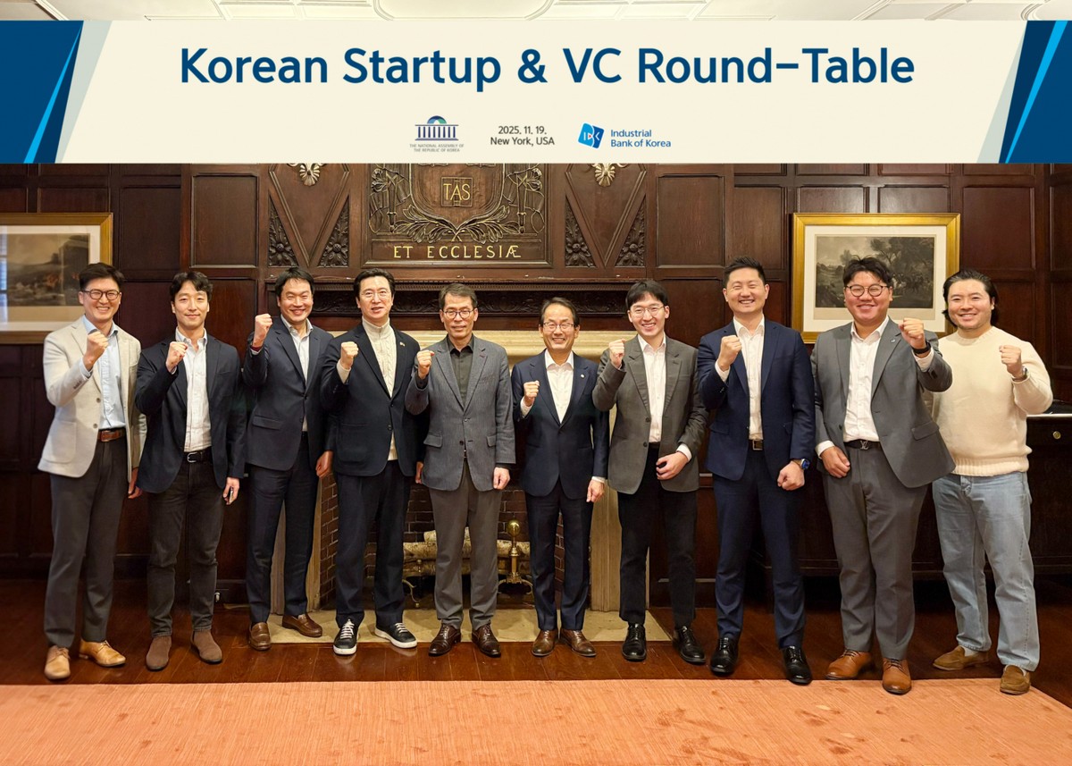 지난 19일(현지시각) 미국 뉴욕 하버드클럽에서 (왼쪽부터) 김대용 김씨마켓(Kim'C Market) 대표, 에디 리 화이트스타캐피탈(White Star Capital) 파트너, 이성환 SV인베스트먼트 미국법인 이사, 강민국 국민의힘 의원, 김성태 은행장, 강준현 더불어민주당 의원, 우성훈 아모지(Amogy) 대표, 유정석 법무법인 폴리호그(Foley Hoag LLP) 파트너 변호사 등이 기념 촬영을 하는 모습./사진=IBK기업은행