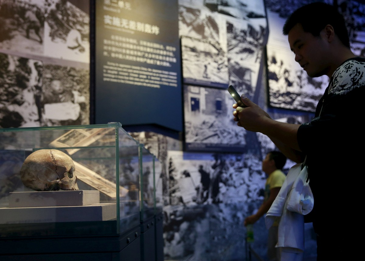 난징대학살은 중·일 전쟁 발발 5개월 후에 일어났다. 사진은 2015년 9월1일 중국 베이징 항일전쟁 박물관에서 난징대학살 희생자 관련 유품을 보고 있는 방문객의 모습. /사진=로이터