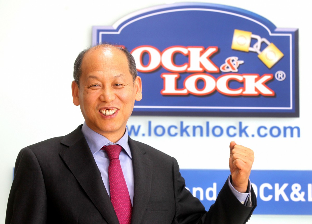 가혹한 상속세 탓에 국내 기업 상당수는 한 세대를 넘기기도 전에 생존의 한계에 부딪히는 경우가 많다. 사진은 2012년 인터뷰를 진행하는 김준일 락앤락 회장의 모습. /사진=머니투데이