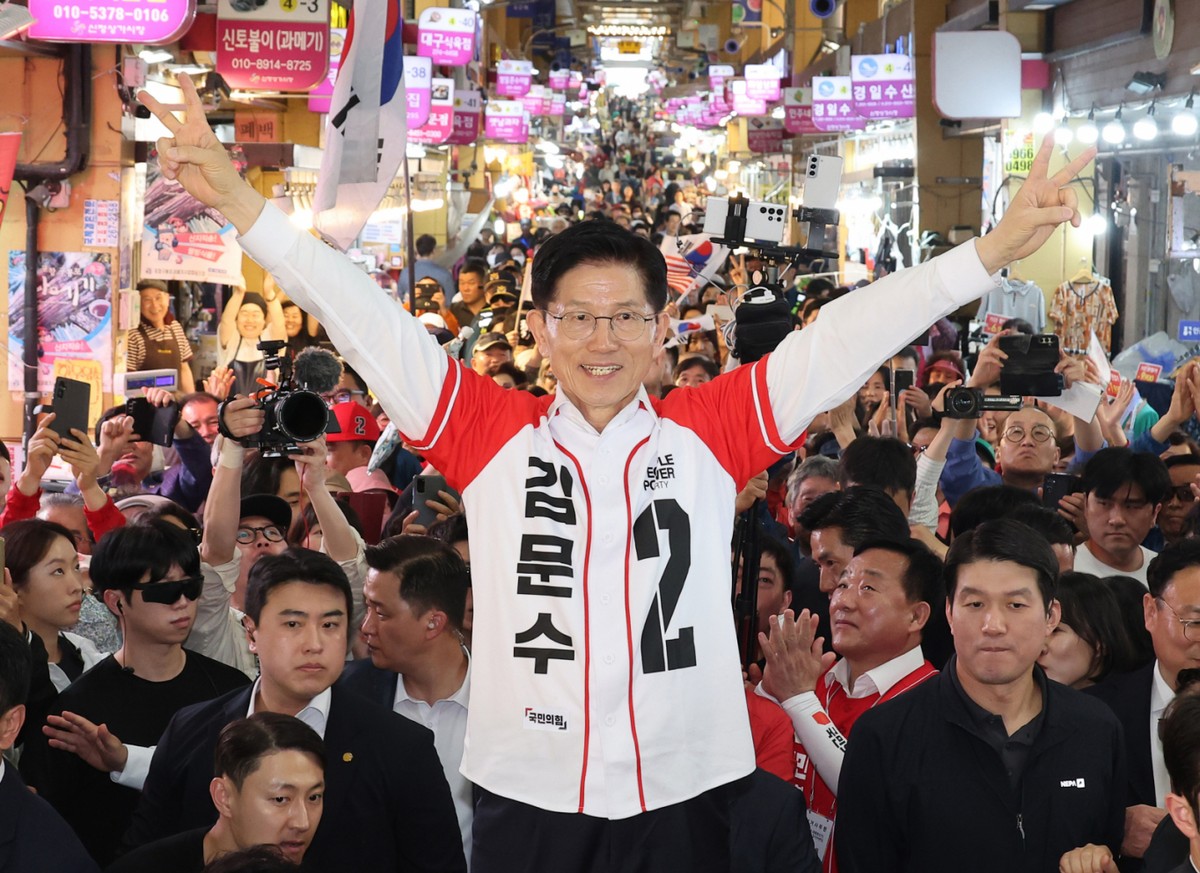 김문수 국민의힘 대선 후보가 13일 울산 남구 신정시장 유세를 진행했다. 사진은 울산 남구 신정시장에서 유권자들을 만난 김 후보. /사진=뉴스1(공동취재)