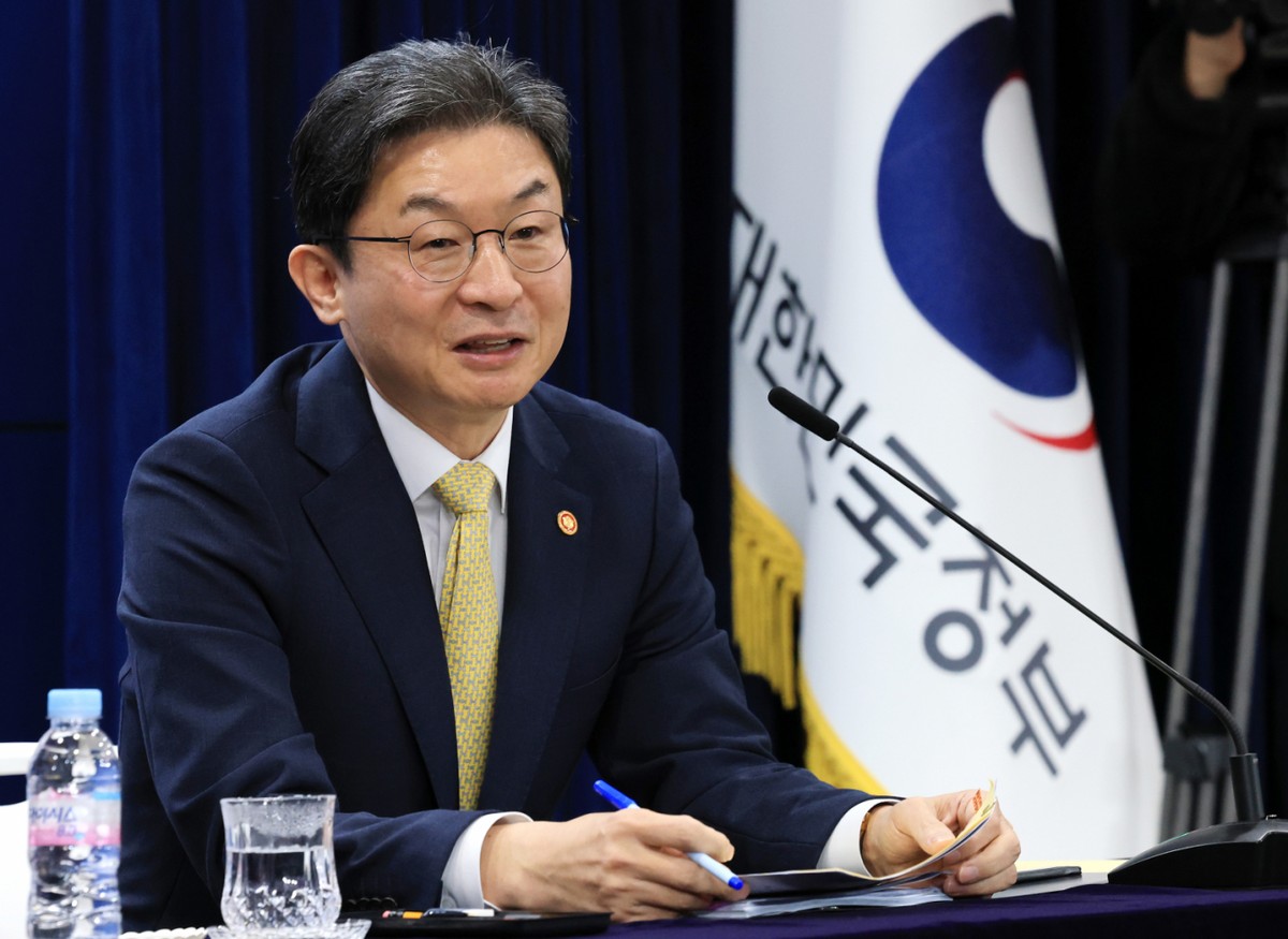  이억원 금융위원회 위원장이 12일 오전 서울 종로구 정부서울청사에서 열린 정례 기자간담회에서 발언을 하고 있다./사진=뉴스1