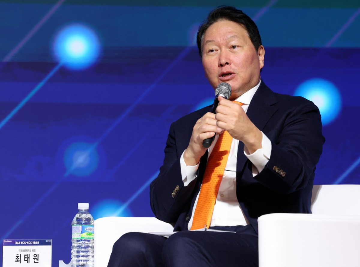 최태원 대한상공회의소 회장(SK그룹 회장)이 "중국은 매년 350만명의 이공계 인재를 배출하고 인공지능(AI) 기업의 개발 속도도 한국보다 두배 빠르다"며 "리소스(자원)와 속도에서 밀리는 상황에서 우리가 모든 영역을 다 하겠다는 전략은 현실적이지 않다"고 지적했다. 사진은 최태원 대한상공회의소 회장이 5일 오후 서울 중구 대한상공회의소 국제회의장에서 열린 제4회 한국은행-대한상공회의소 공동 세미나 'AI기반의 성장과 혁신'에 참석해 이창용 한국은행 총재와 특별대담을 하고 있는 모습. /사진=뉴시스