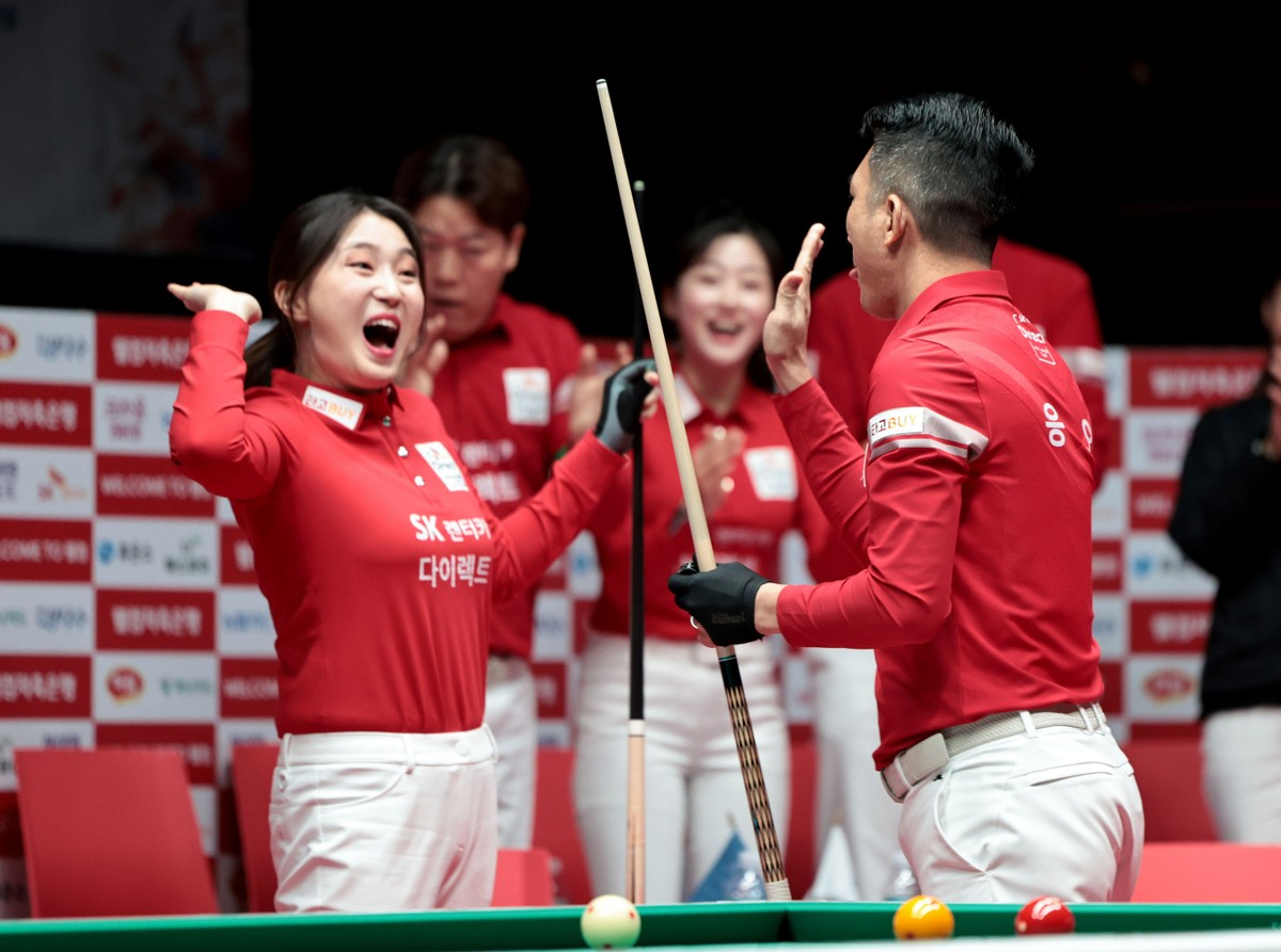 SK렌터카가 4라운드 선두 자리를 유지했다. 사진은 SK렌터카에서 활약 중인 강지은(왼쪽). /사진-프로당구협회(PBA) 제공