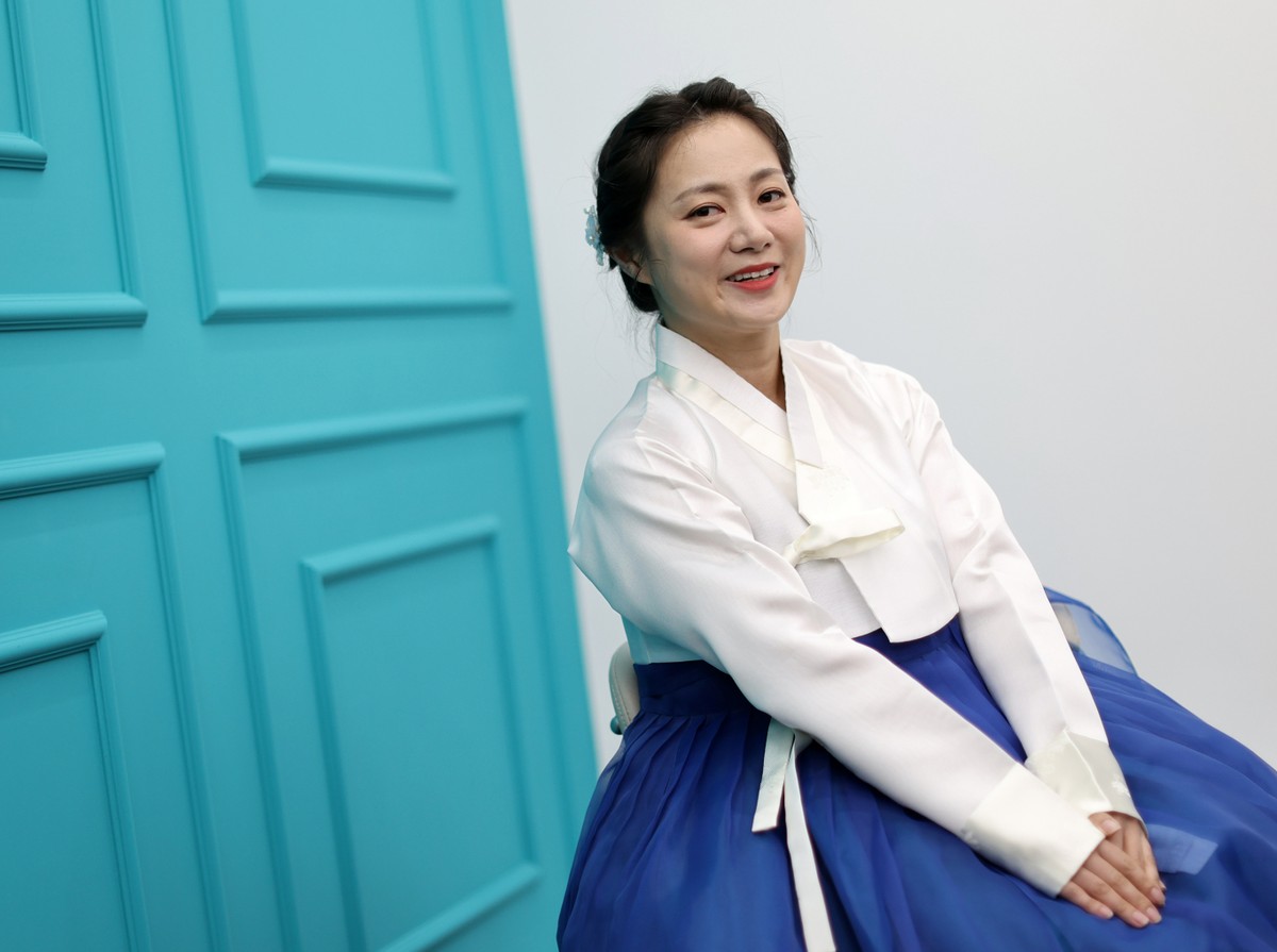 개그우먼 박나래가 갑질 의혹과 불법 의료행위 등 여러 논란과 관련해 문제가 해결되기 전까지 활동을 중단하겠다고 전했다. 사진은 지난 1월25일 박나래가 서울 종로구 뉴스1 사옥에서 열린 인터뷰에서 한복을 입고 새해 인사를 한 모습. /사진=뉴스1 