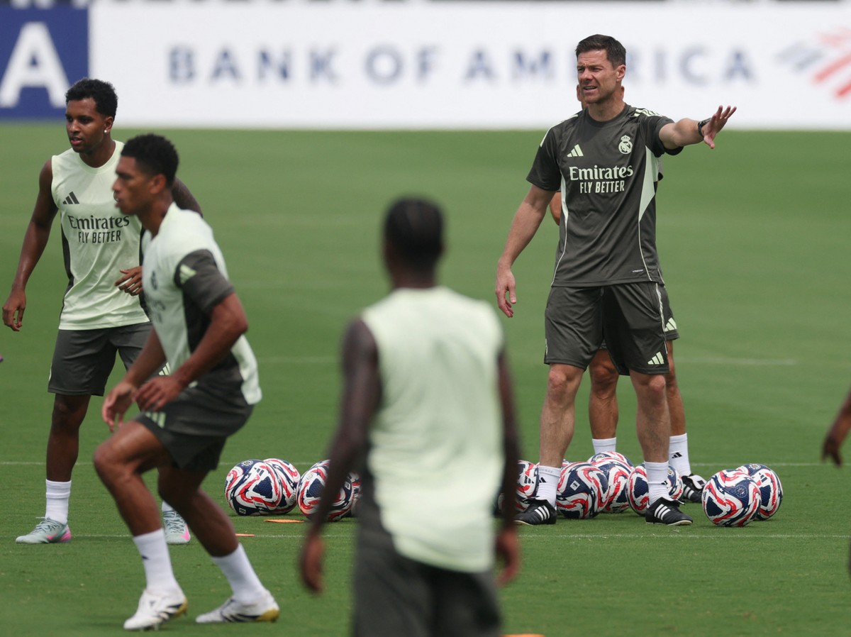 사비 알론소 레알 마드리드 감독이 선수단과 불화, 성적 부진 등을 이유로 위기에 몰렸다. 사진은 레알 선수단의 훈련을 지도 중인 알론소 감독(오른쪽). /사진=로이터