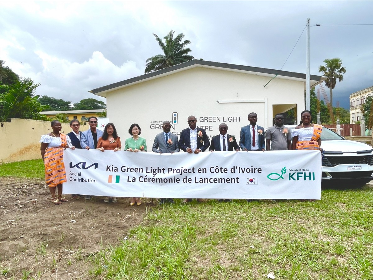 기아가 '그린라이트 프로젝트'를 통해 코트디부아르에 IT 교육센터를 세웠다. 사진은 개소식에 참석했던 관계자들 모습. /사진=기아