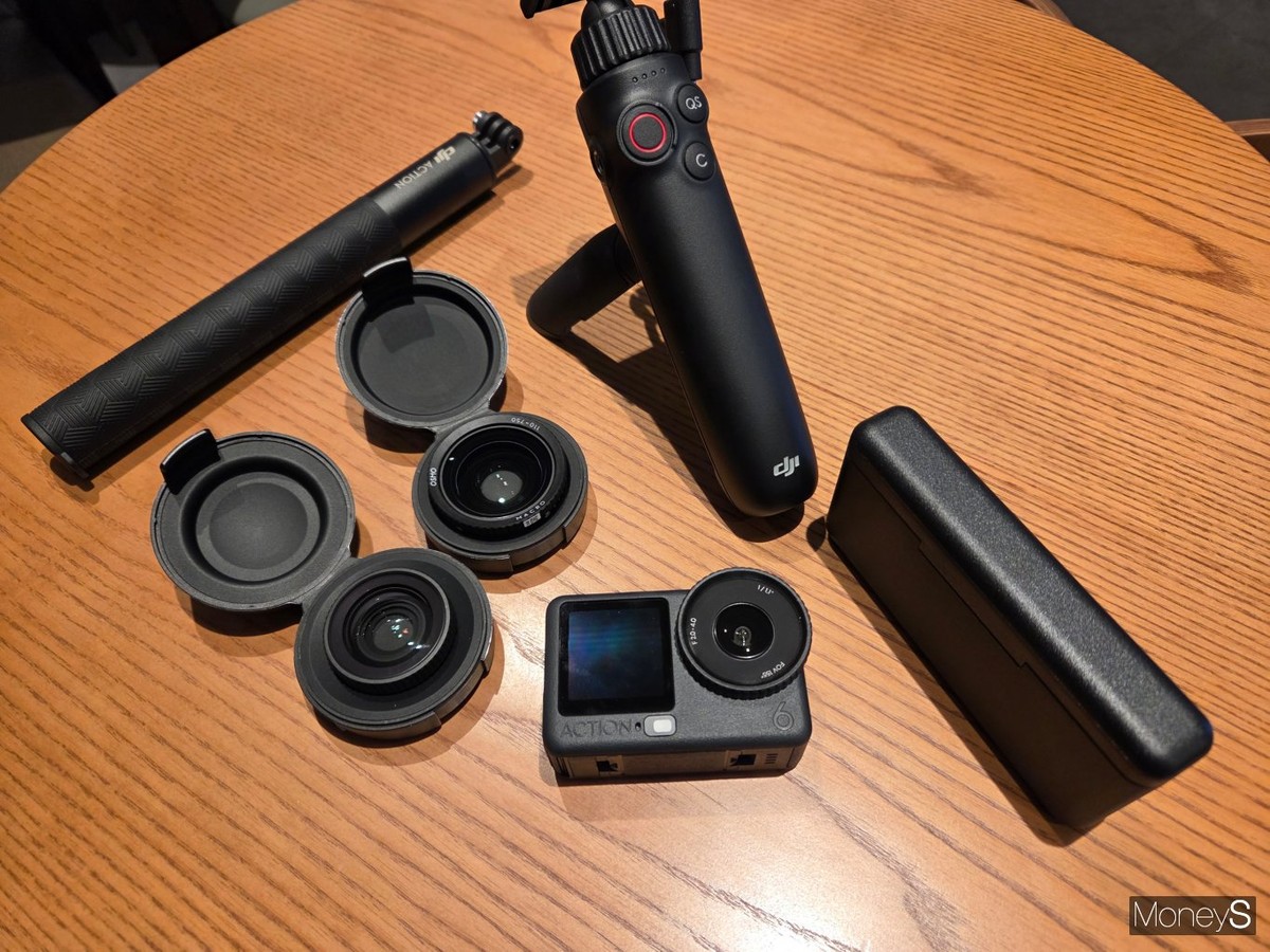 오즈모 액션 6과 매크로·초광각 등 교체 렌즈, 양방항 배터리핸들과 확장 손잡이(로드), 배터리 케이스 등 추가 부속품을 한데 모은 모습. 다양한 환경에 맞춰 촬영 범위를 넓힐 수 있는 액션 6의 확장성을 보여준다. /사진=김대영 기자