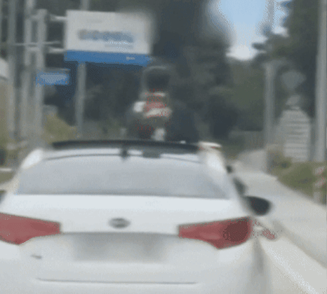 '도로가 서커스장?'… 선루프로 몸 내민 남성, 걸터앉아 아찔한 질주