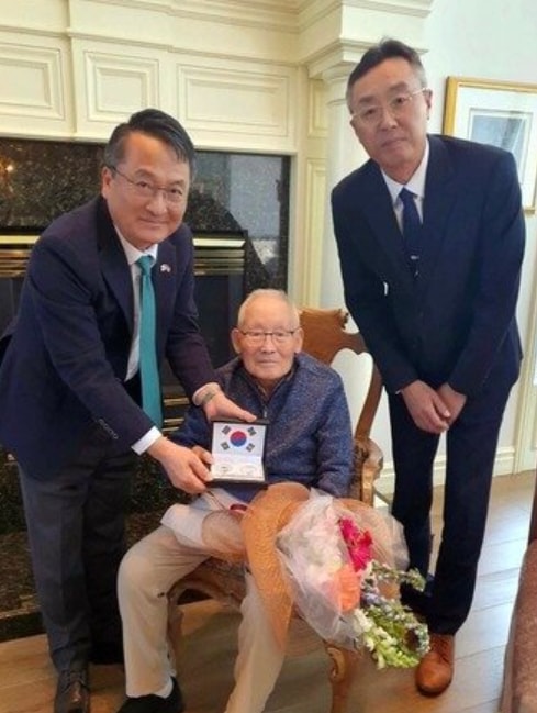 이재명 대통령은 29일 최고령 생존 독립유공자인 이하전 애국지사에게 축전과 선물을 보냈다고 밝혔다. 사진은 선물과 꽃을 들고 기념촬영하는 이 지사의 모습. /사진=뉴스1(이재명 대통령 페이스북)