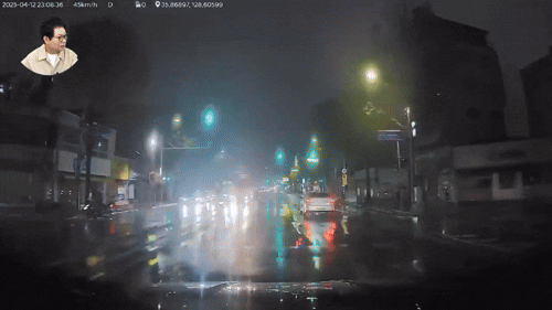 [영상] 무단횡단 남성 향해 '빵' 울리자 우산으로 '콕'… '처벌 되나요?'