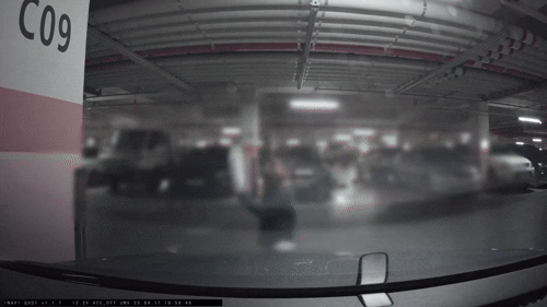 [영상] 주차된 차에 '페트병 테러'한 아이… 블박 속 장면보니 '충격'