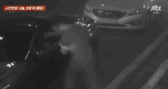 [영상] 만취해 남의 차 때려 부순 남성, 잠적?… '피해 700만원'