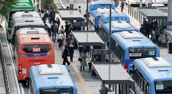 서울 시내버스 노사가 대학수학능력시험 날까지 정상 운행하기로 했다. 사진은 기사의 이해를 돕기 위한 지난 5월13일 서울 중구 서울역 버스환승센터에서 시민들이 버스를 이용하고 있는 모습. /사진=뉴스1