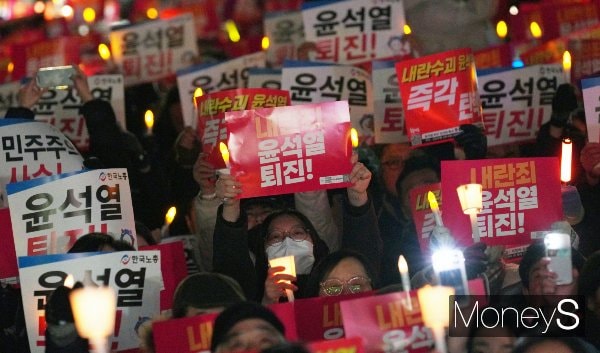 윤석열 전 대통령이 '2차 계엄'을 언급했다는 합동참모본부 관계자 증언이 나왔다. 사진은 윤 전 대통령에 대한 탄핵소추안 표결을 하루 앞둔 지난해 12월6일 밤 서울 여의도 국회의사당 인근에서 시민들과 정당, 시민단체가 윤 대통령 퇴진을 촉구하는 촛불 집회를 열고 있는 모습. /사진=임한별 기자