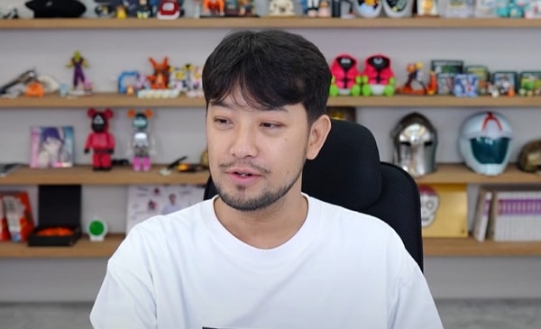 웹툰 작가 겸 유튜버 침착맨이 주식으로 많은 돈을 잃었다고 고백했다. 사진은 유튜버 침착맨이 자신의 유튜브 방송에 출연한 모습. /사진=유튜브 채널 '침착맨' 캡처