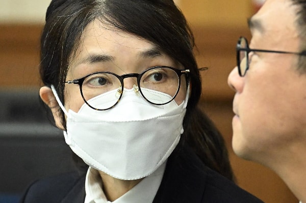 김건희 특검팀이 윤석열 전 대통령 부부 주거지 등에 대한 압수수색에 나섰다. 사진은 도이치모터스 주가조작, 통일교 청탁·뇌물 수수 의혹 혐의 등으로 구속기소 된 김건희 여사가 지난 9월24일 오후 서울 서초구 서울중앙지방법원에서 열린 첫 재판에 출석해 변호사와 이야기를 나누고 있는 모습. /사진=뉴시스