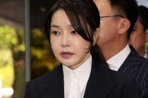 김건희 여사의 보석 심문기일이 오는 12일 열린다. 사진은 윤석열 전 대통령 부인 김건희 여사가 지난 8월12일 오전 서울 서초구 서울중앙지법에서 열린 자본시장과 금융투자업에 관한 법률 위반 및 정치자금법 위반 혐의 등의 구속 전 피의자 심문(영장실질심사)에 출석하고 있는 모습. /사진=뉴스1(공동취재단)