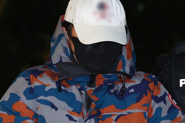 압수수색을 받던 중 도주했던 도이치모터스 주가조작 사건과 관련해 제3의 주포로 지목된 이씨가 구속 후 첫 조사를 받는다. 사진은 지난 20일 이씨가 서울 종로구 김건희 특검팀(특별검사 민중기)사무실로 압송되고 있는 모습. /사진=뉴시스