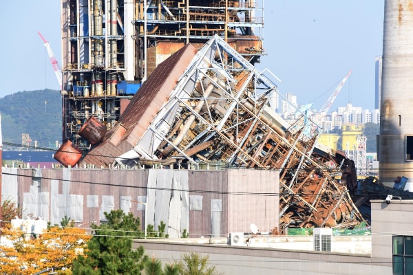 울산화력발전소 내 철골 구조물이 무너져 9명이 매몰되는 대형 사고가 발생한 가운데 소방청이 국가소방동원령을 발령했다. 사진은 6일 오후 울산 남구 용잠동 한국동서발전 울산화력발전소에서 대형 구조물이 무너진 모습. /사진=뉴시스