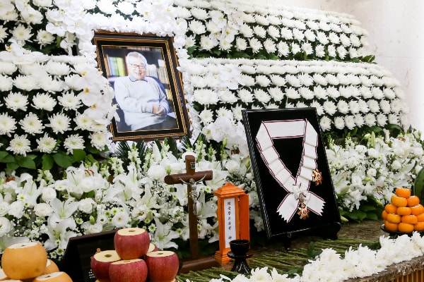 배우 이순재의 영결식이 오는 27일 거행된다. 사진은 서울 송파구 서울아산병원 장례식장에 마련된 배우 이순재의 빈소에 금관문화훈장이 놓여진 모습. /사진=스타뉴스(공동취재)