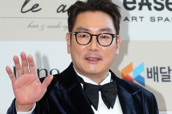 배우 조진웅의 소년범 전력을 최초 보도한 언론사에 관련 정보를 제공한 사람이 '일진 무리' 중 한 명일 수 있다는 가능성이 나왔다. 사진은 2024년 11월18일 오후 조진웅이 서울 강남구 논현동 건설회관에서 진행된 '제44회 황금촬영상' 시상식에 참석해 포즈를 취하고 있는 모습. /사진=스타뉴스