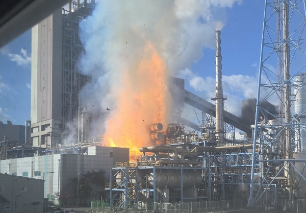 충남 태안군 원북면에 위치한 한국서부발전 태안화력발전소 후문 쪽에서 폭발음과 함께 불이 났다. 사진은 9일 오후 2시42분쯤 태안화력발전소 후문 쪽에서 폭발사고가 나 불길이 치솟고 있는 모습. /사진=뉴시스(독자 제공)