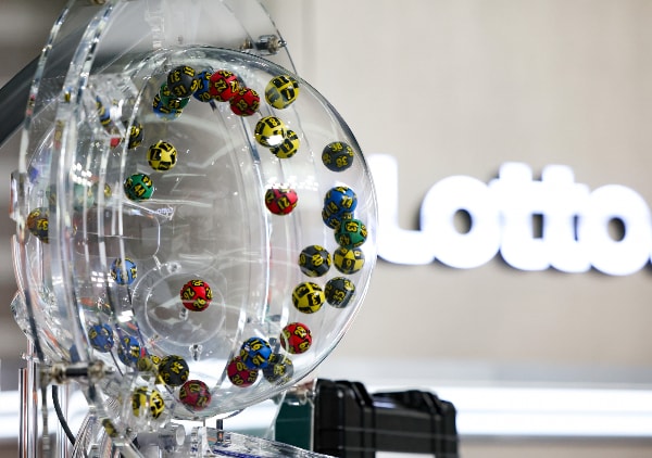 제1201회 로또 1등 당첨번호는 '7·9·24·27·35·36'이며 보너스 번호는 '37'로 발표됐다. 사진은 서울 마포구 MBC 경영센터 내 스튜디오에서 열린 대국민 로또 6/45 추첨 공개방송 '645 데이'에서 추첨 시연 모습. /사진=뉴시스