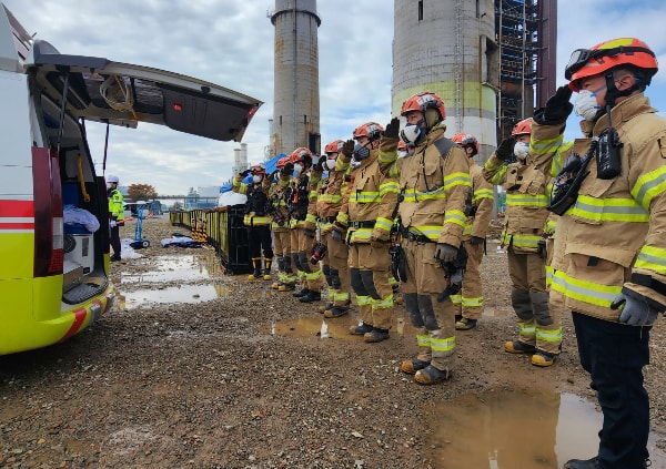 한국동서발전 울산화력발전소 보일러타워 붕괴 사고 나흘째 매몰자 시신 1구가 추가로 수습됐다. 사진은 9일 소방대원들이 매몰자의 시신을 수습한 후 거수 경례를 하고 있는 모습. /사진=뉴스1(울산소방본부 제공)