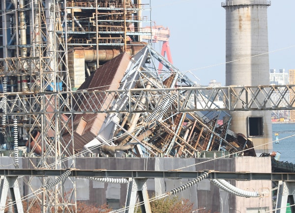 울산 남구 한국동서발전 울산화력발전소 보일러타워 붕괴 사고가 발생한 가운데, '노쇼 사기'가 기승을 부리고 있다. 사진은 울산화력발전소 보일러타워 붕괴 사고 나흘째인 9일 구조물이 붕괴돼 있는 모습. /사진=뉴스1