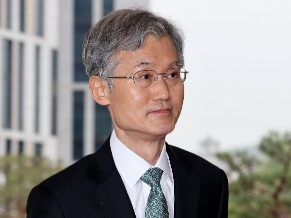 조희대 대법원장과 대법관들이 국회 청문회에 출석하지 않기로 했다. 사진은 조희대 대법원장이 대법원으로 출근하는 모습. /사진=뉴스1