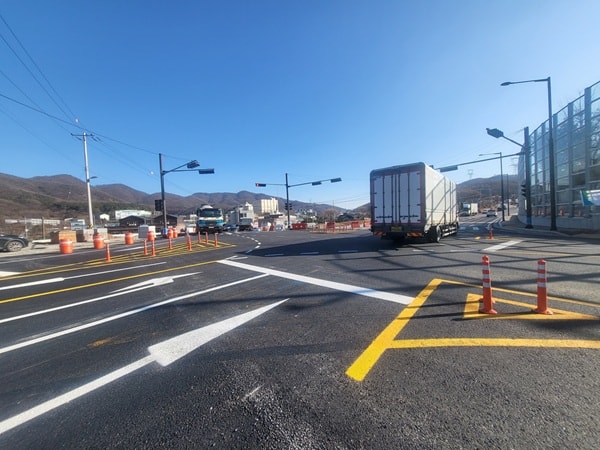 경기도가 광주시 도척면 진우리와 곤지암읍 삼리를 연결하는 '국지도 98호선 도척-실촌 도로확포장공사' 가운데 진우리(연장 1.34㎞, 2차로) 구간을 28일 우선 개통했다. /사진제공=경기도