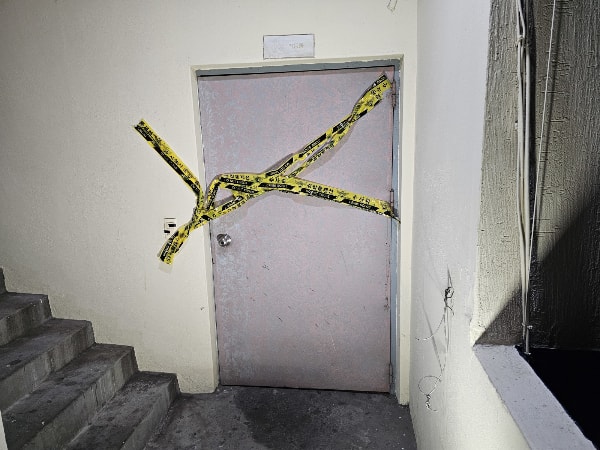 경남 창원 한 모텔에서 10대 남녀 3명을 흉기로 찔러 2명을 숨지게한 20대 피의자가 과거 수차례 성범죄를 저질렀음에도 법원은 전자발찌 부착 명령을 기각했다. 사진은 지난 3일 오후 경남 창원시 마산회원구 합성동 한 모텔에서 흉기 사건이 발생, 경찰이 현장을 통제하는 모습. /사진=뉴스1