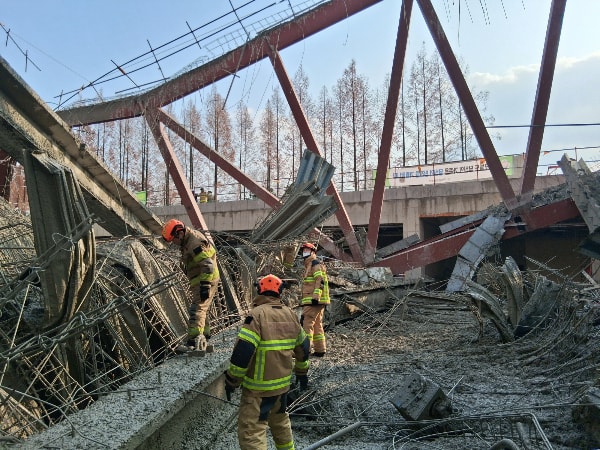 광주대표도서관 붕괴 사고 사망자가 2명으로 늘었다. 사진은 11일 오후 광주 서구 치평동의 광주대표도서관 붕괴 사고 현장에서 출동한 구조대원들이 매몰자 수색·구조 작업을 벌이고 있는 모습. /사진=뉴시스(소방청 제공)