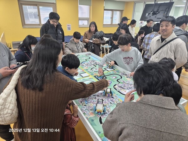 경기도교육청미래과학교육원이 13일 '미래를 플레이(PLAY)하라!'를 주제로 연 '2025 인공지능·로봇 놀이터 체험 대축제'에서 참가 학생들이 팀별로 문제 해결 및 기술 체험 과정들을 체험하고 있다. /사진제공=경기도교육청미래과학교육원